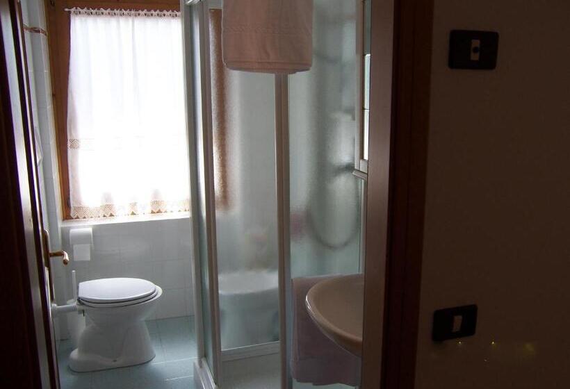 اتاق استاندارد سه نفره, Alpen Hotel Rabbi