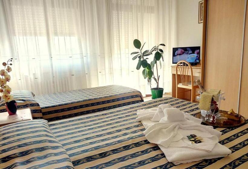 اتاق کلاسیک سه تخته, Centro Vacanze Cavallino Opera Nascimbeni