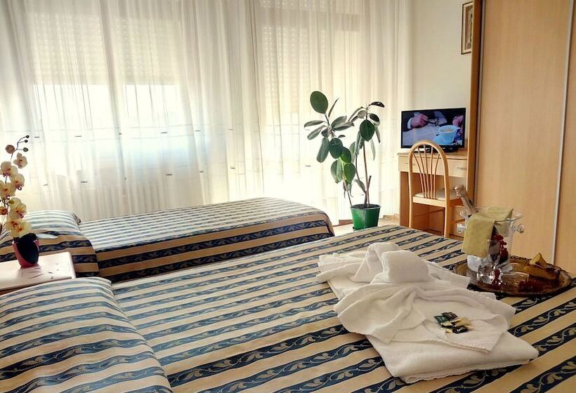 اتاق کلاسیک سه تخته, Centro Vacanze Cavallino Opera Nascimbeni