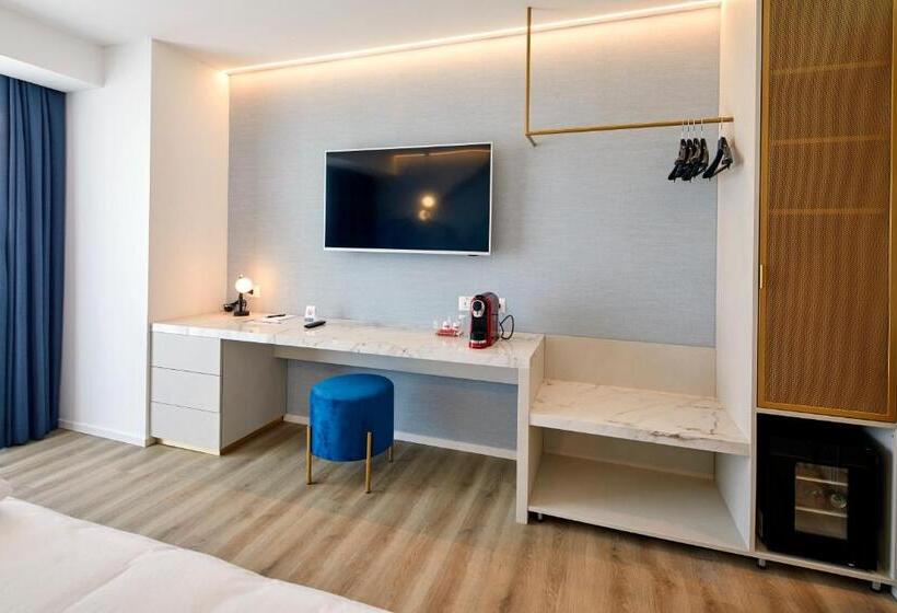 اتاق لوکس با چشم‌انداز دریاچه, Riva Palace