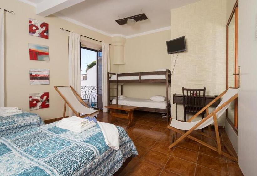 اتاق استاندارد چهار تخته, Beja Hostel