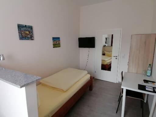 Standard Single Room Shared Bathroom, Schillerquartier