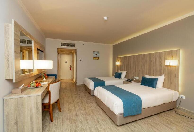 اتاق استاندارد با چشم‌انداز استخر, Aqua Mondo Abu Soma Resort