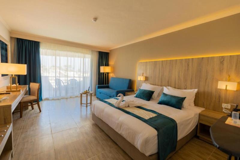 اتاق استاندارد با چشم‌انداز استخر, Aqua Mondo Abu Soma Resort