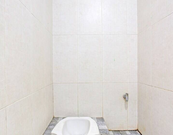 Economy Triple Room, Spot On 91521 Mayong Guesthouse