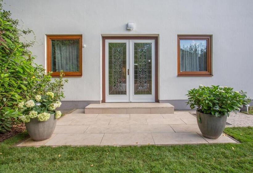 اتاق لوکس با بالکن, Villa Gabriela
