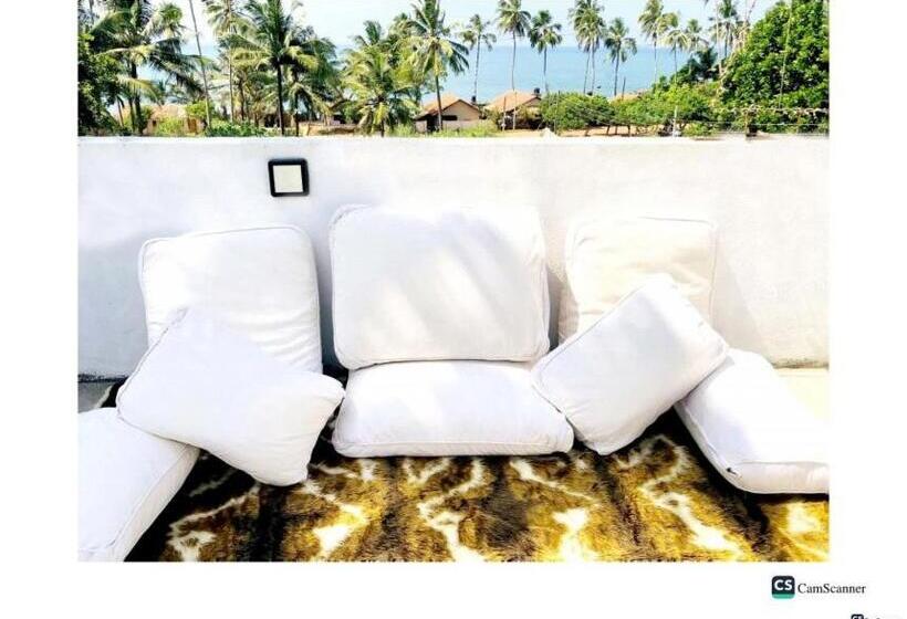 اتاق لوکس با بالکن و چشم‌انداز دریا, Ayona Beach Villa