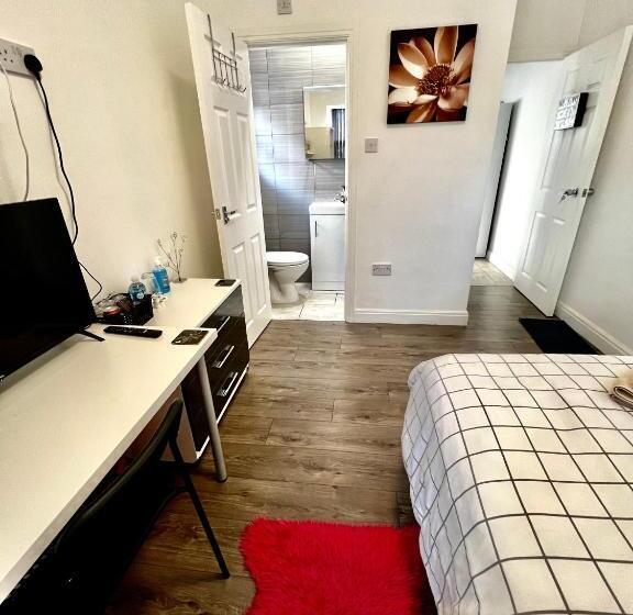 اتاق استاندارد یک نفره, Deluxe En Suite Room In Cv1