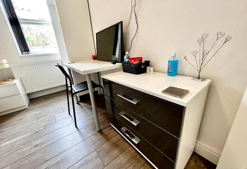 اتاق استاندارد یک نفره, Deluxe En Suite Room In Cv1