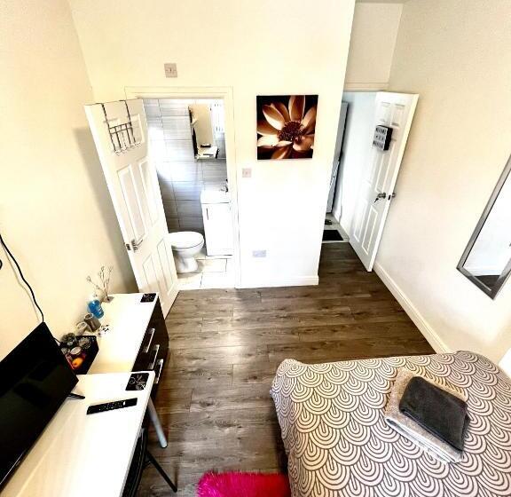 اتاق استاندارد یک نفره, Deluxe En Suite Room In Cv1