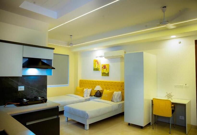 استودیو استاندارد با بالکن, Lime Tree Luxury Studio   Service Apartment Near Artemis Hospital ,gurgaon