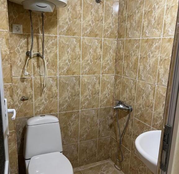سوئیت با بالکن, Mimino Kongo