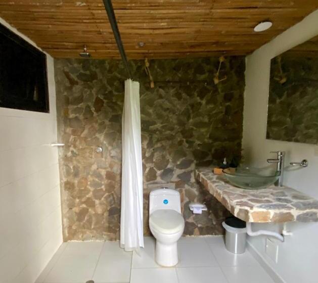 اتاق استاندارد چهارنفره با بالکن, Akela Gaira