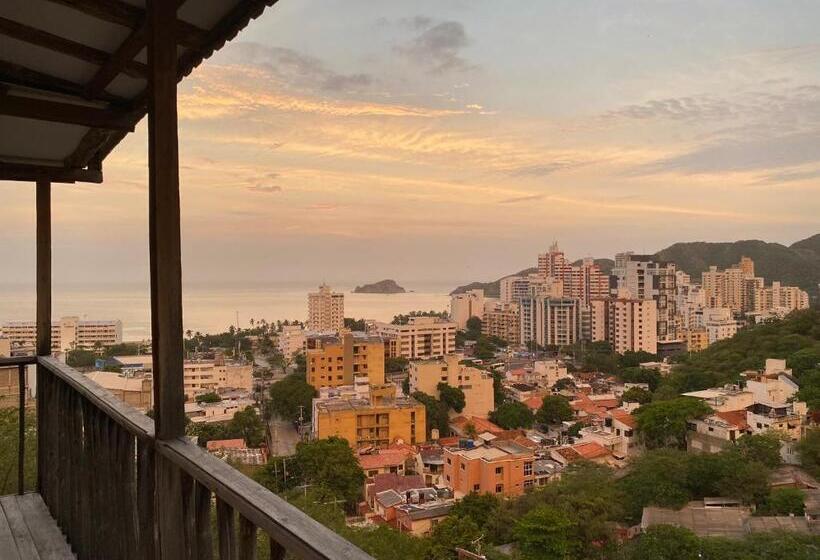 اتاق لوکس با بالکن, Akela Gaira