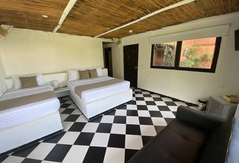 اتاق استاندارد چهارنفره با بالکن, Akela Gaira