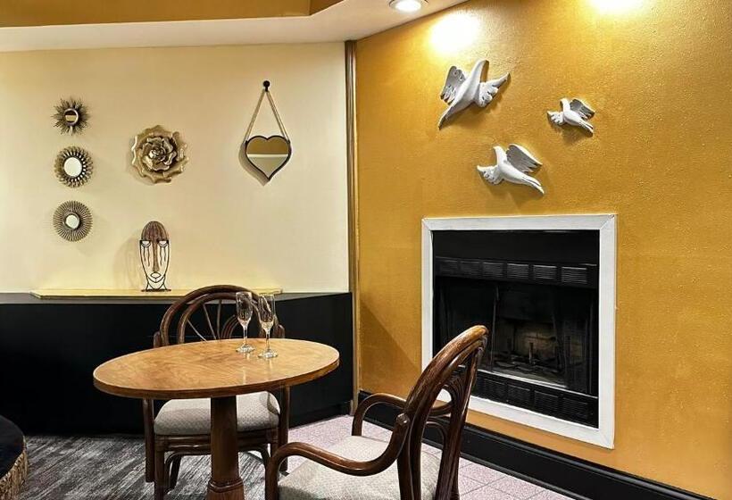 سوییت سوپریور, Inn Of The Dove Romantic Luxury Suites With Jacuzzi & Fireplace At Harrisburg Hershey, Pa