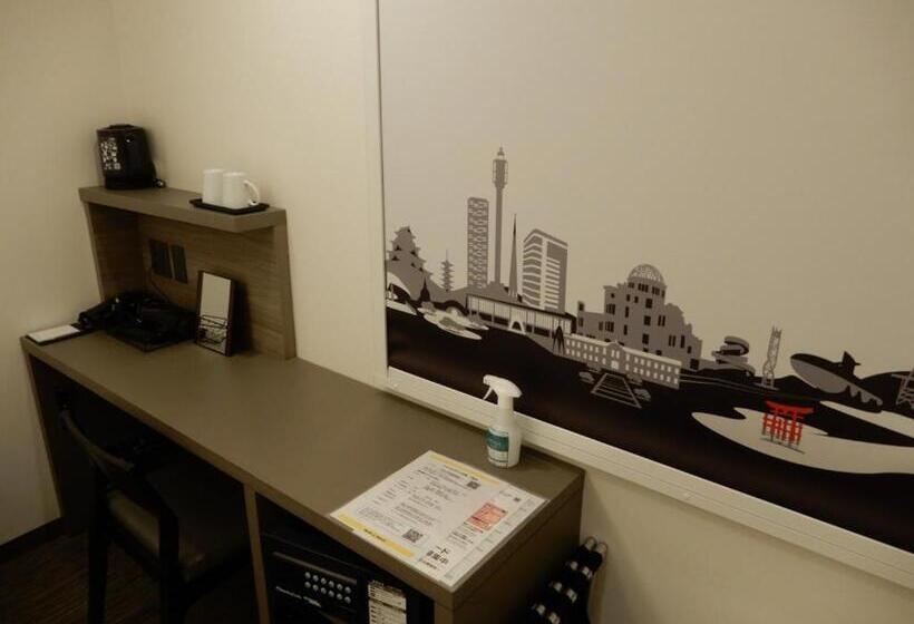 آپارتمان یک خوابه با دری مشترک که هال را جدا می کند., Smile Hotel Hiroshima