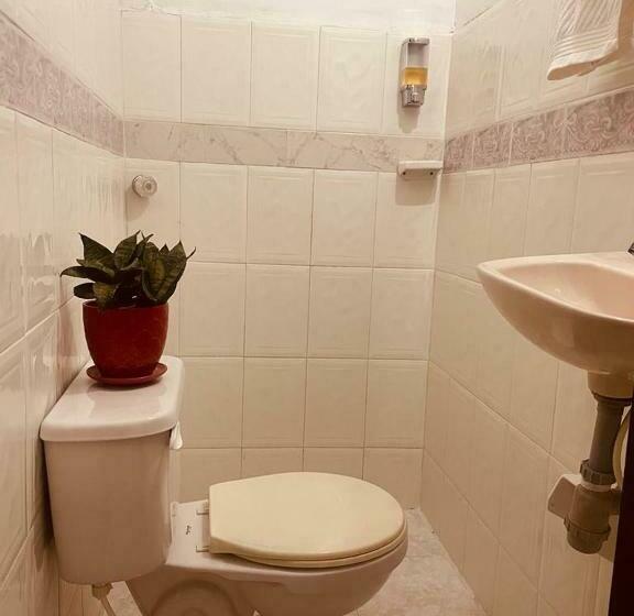 اتاق خانوادگی, Hostal 1545