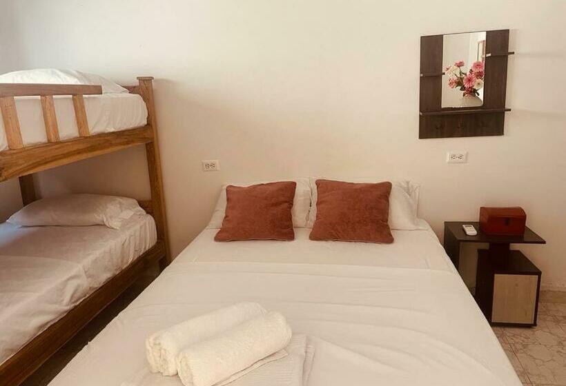 اتاق خانوادگی, Hostal 1545
