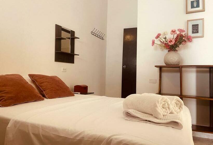 اتاق خانوادگی, Hostal 1545
