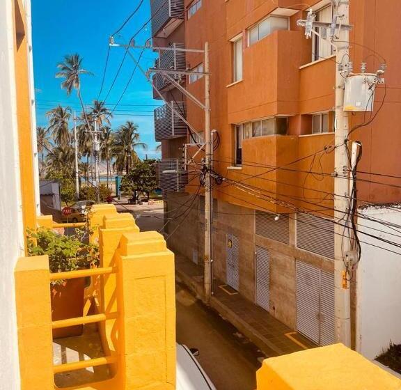 اتاق استاندارد چهارنفره با بالکن, Hostal 1545