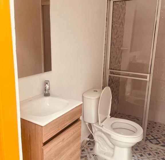 اتاق استاندارد چهارنفره با بالکن, Hostal 1545