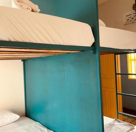 اتاق استاندارد چهارنفره با بالکن, Hostal 1545