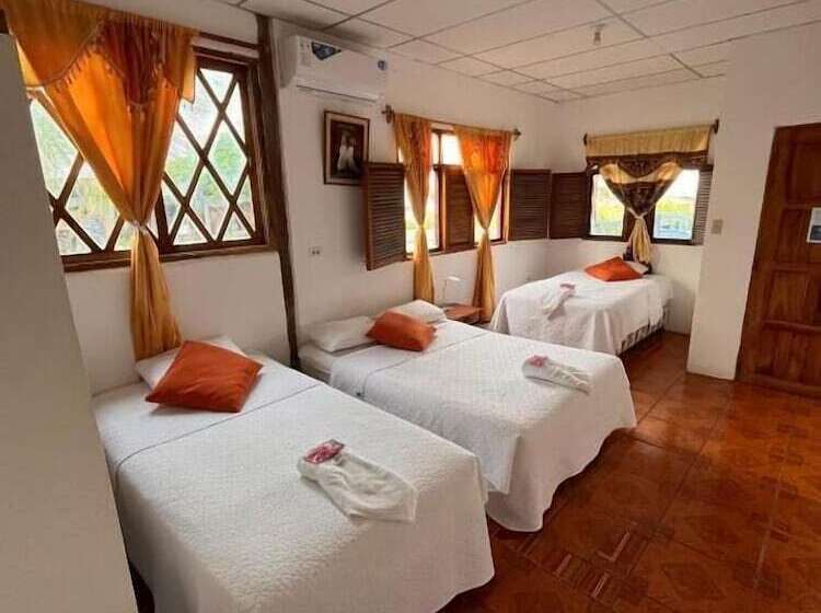 اتاق استاندارد سه نفره, Hostal Las Gardenias