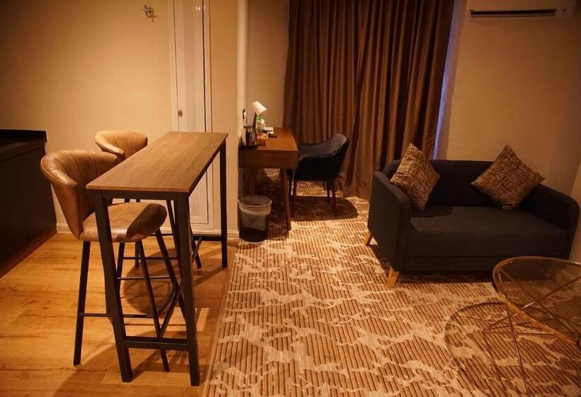 سوییت اجرایی, Dê Moccis Boutique