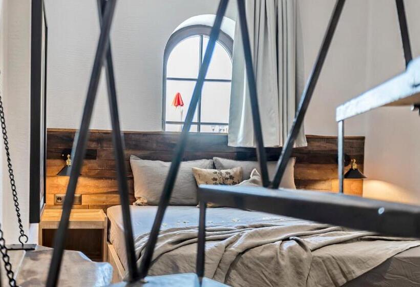 استودیوی استاندارد, Castro Mesembria Boutique