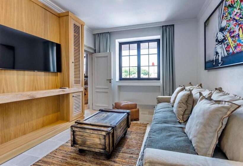استودیوی استاندارد, Castro Mesembria Boutique