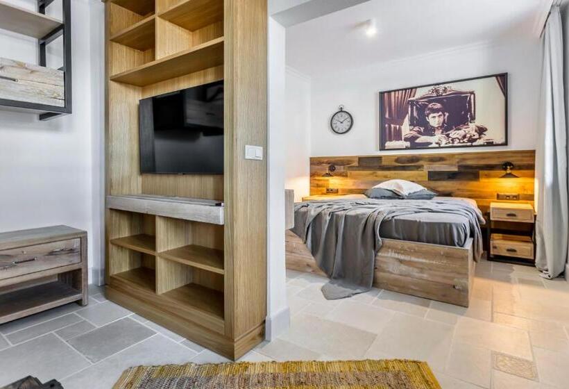 سوییت سوپریور, Castro Mesembria Boutique