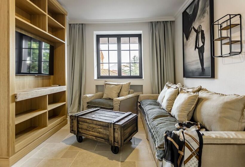 استودیوی استاندارد, Castro Mesembria Boutique