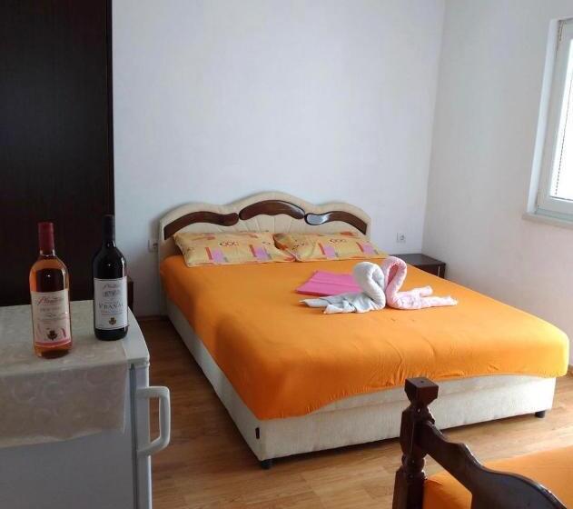 اتاق استاندارد سه نفره, Apartmani Pejovic Sutomore