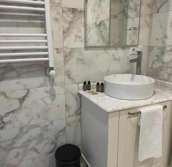 اتاق لوکس با بالکن و چشم‌انداز دریا, Green Rock Hotel Boutique