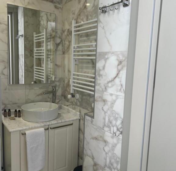 اتاق لوکس با بالکن و چشم‌انداز دریا, Green Rock Hotel Boutique