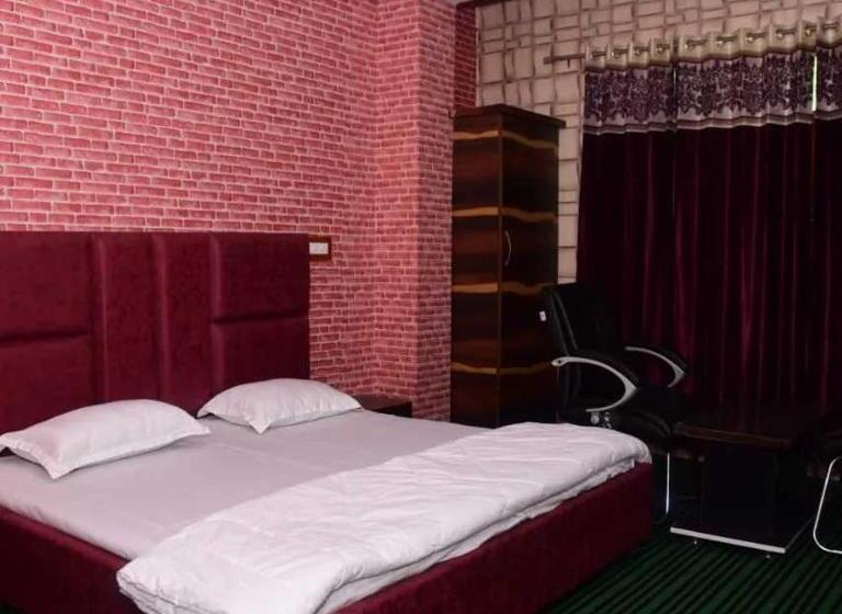 اتاق کلاسیک سه تخته, O Graceland