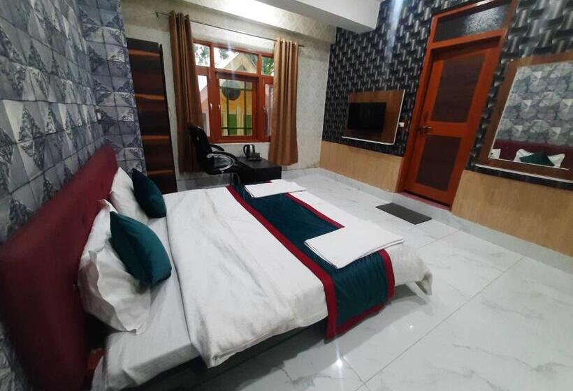 اتاق لوکس سه تخته, O Graceland