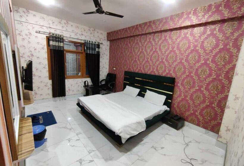 اتاق لوکس سه تخته, O Graceland