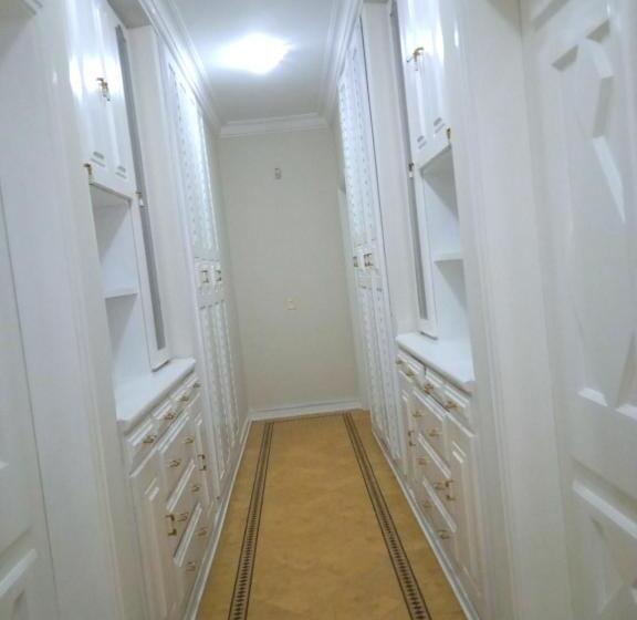 اتاق اجرایی سه نفره, Acomodações Anfitriã