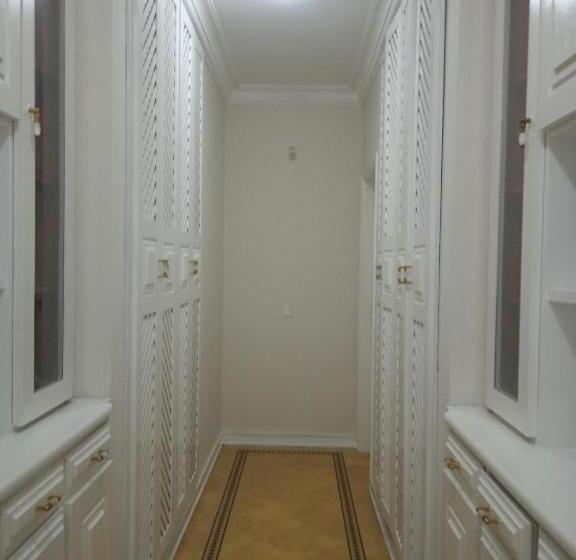 اتاق اجرایی سه نفره, Acomodações Anfitriã