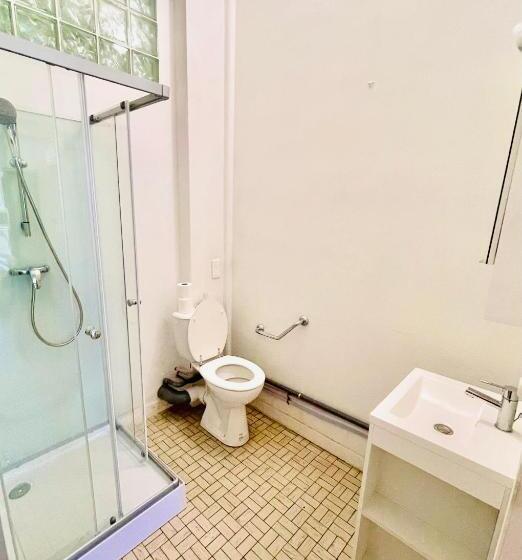 اتاق استاندارد با سرویس بهداشتی مشترک, Albi Chambres