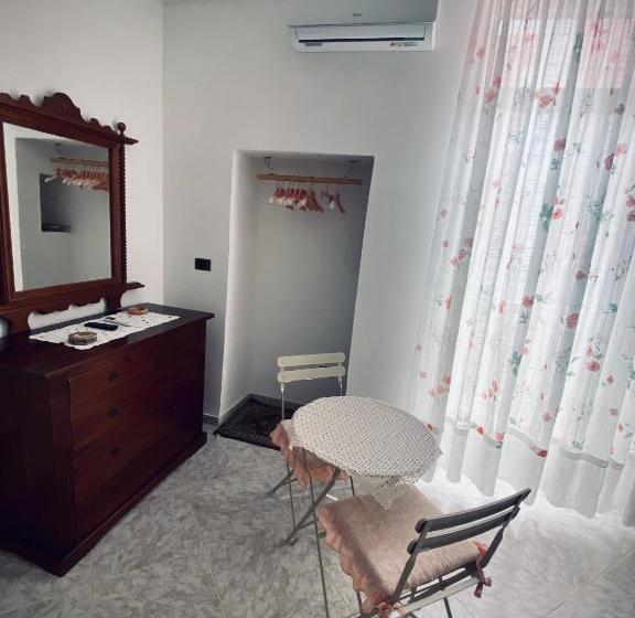 اتاق لوکس, Casa De Avòs