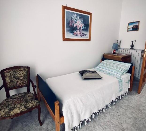 اتاق لوکس, Casa De Avòs