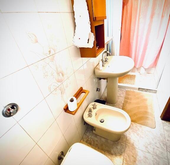 اتاق لوکس, Casa De Avòs