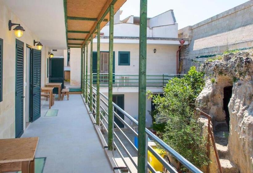 اتاق خانوادگی, Residence Atenaion