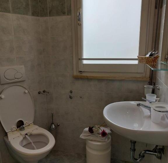 اتاق استاندارد سه نفره, Maison Des Roses