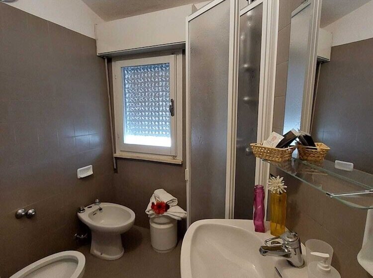 اتاق استاندارد سه نفره, Maison Des Roses