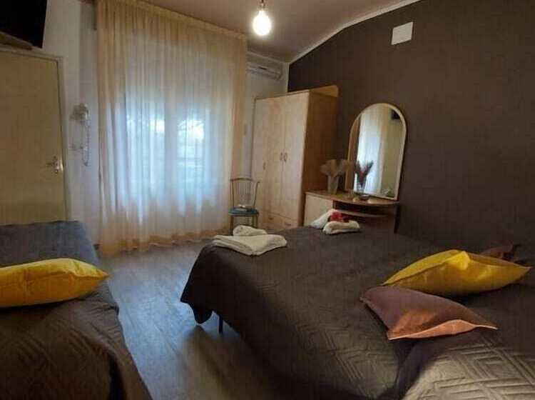 اتاق استاندارد سه نفره, Maison Des Roses