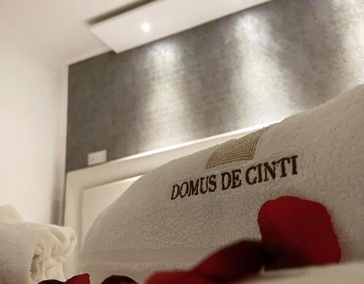 اتاق لوکس با تخت بزرگ, Domus De Cinti